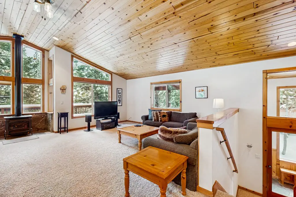Spacious cabin with shared pools & hot tubs - near skiing, hiking & biking