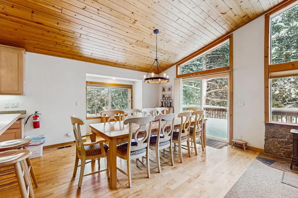 Spacious cabin with shared pools & hot tubs - near skiing, hiking & biking