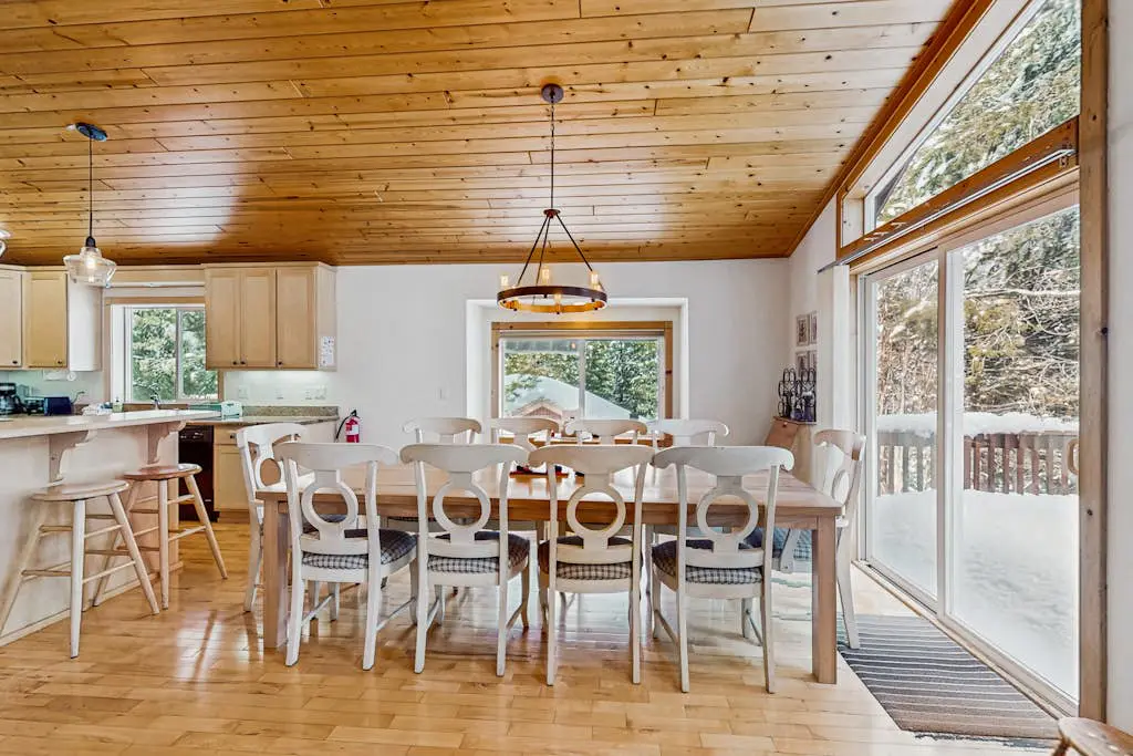 Spacious cabin with shared pools & hot tubs - near skiing, hiking & biking