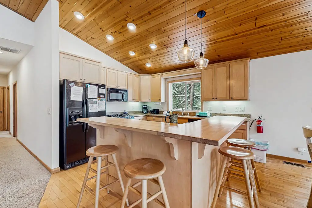 Spacious cabin with shared pools & hot tubs - near skiing, hiking & biking