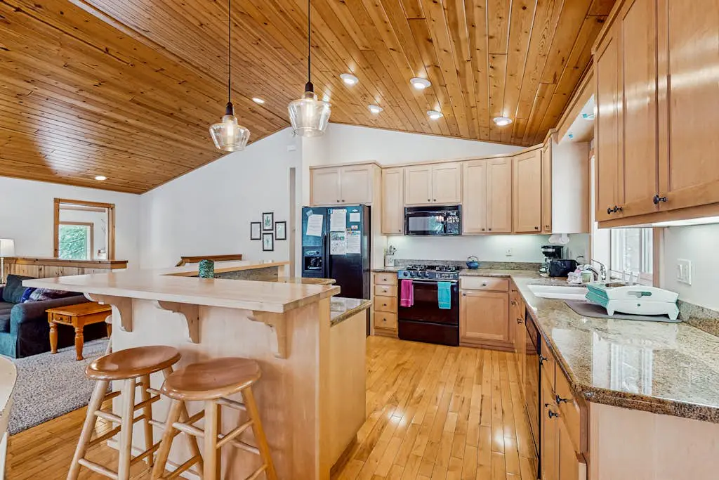 Spacious cabin with shared pools & hot tubs - near skiing, hiking & biking