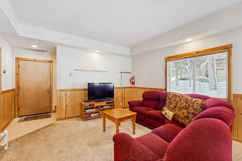Spacious cabin with shared pools & hot tubs - near skiing, hiking & biking