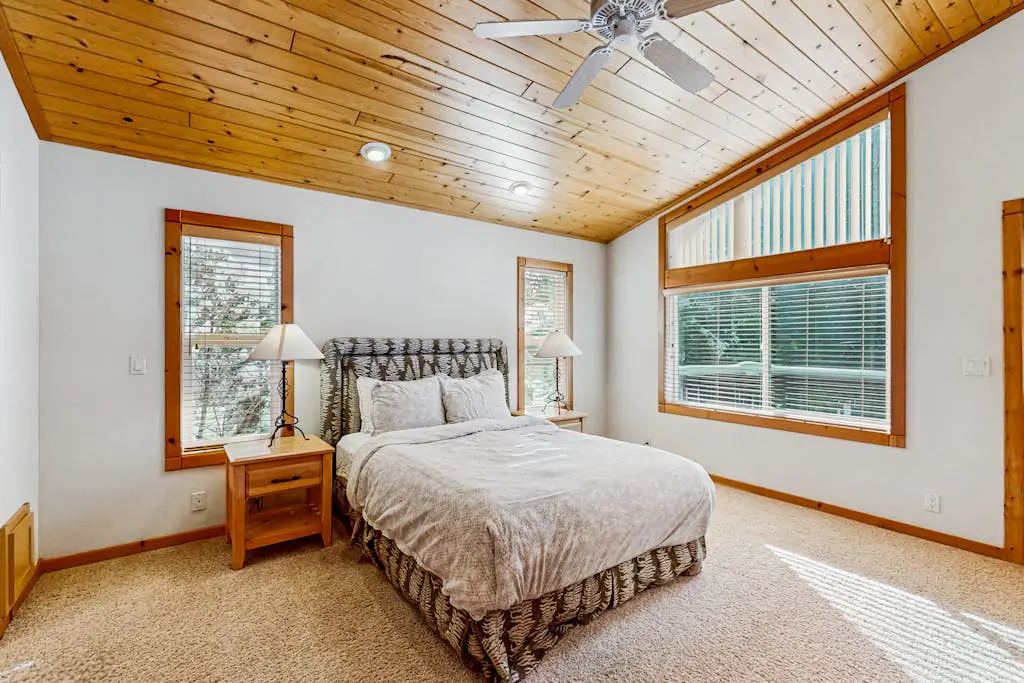 Spacious cabin with shared pools & hot tubs - near skiing, hiking & biking