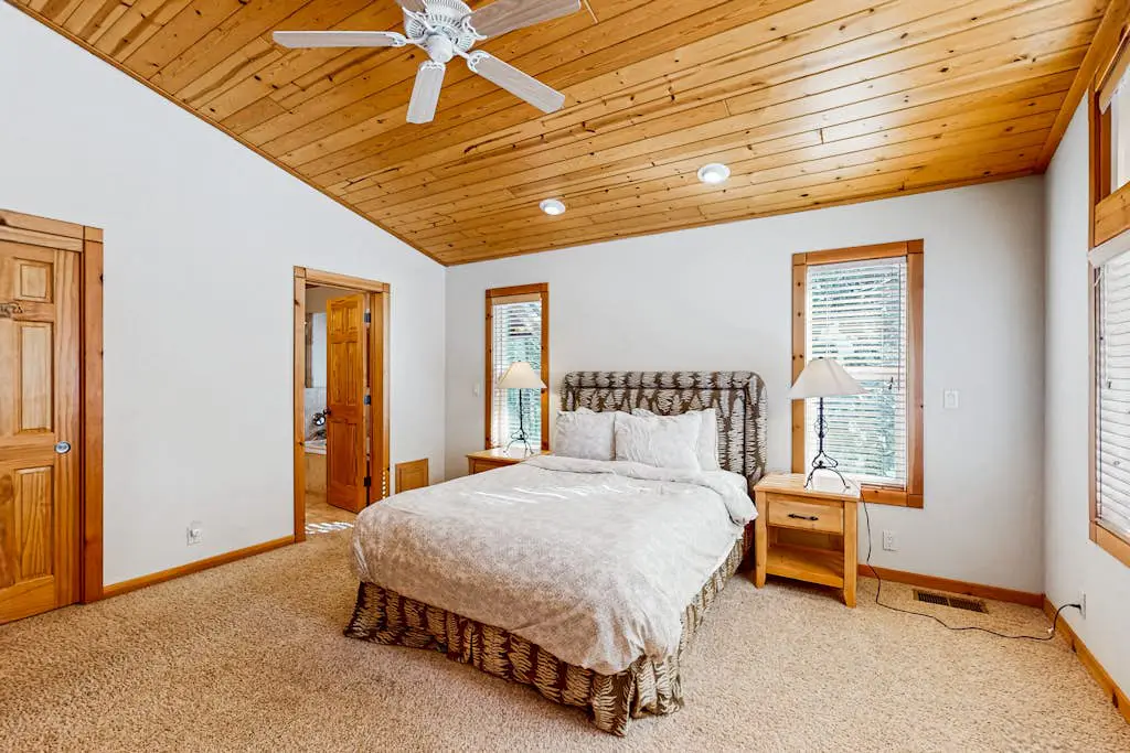 Spacious cabin with shared pools & hot tubs - near skiing, hiking & biking