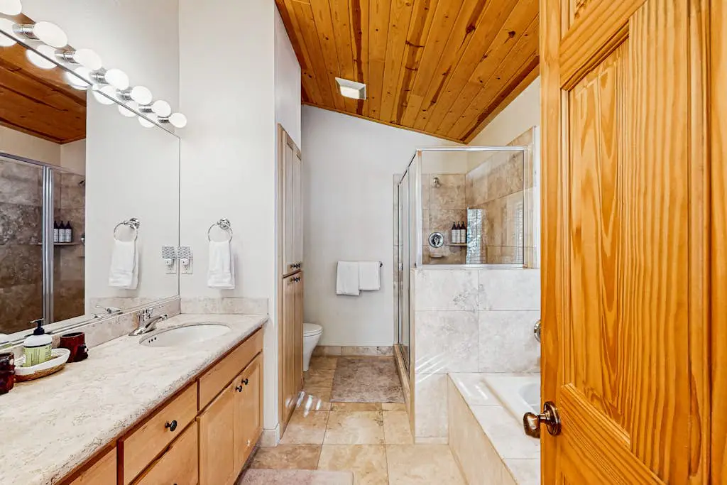 Spacious cabin with shared pools & hot tubs - near skiing, hiking & biking