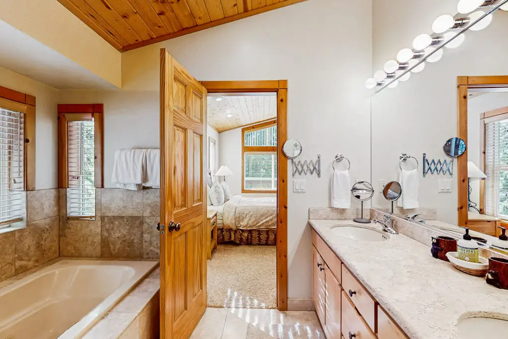 Spacious cabin with shared pools & hot tubs - near skiing, hiking & biking