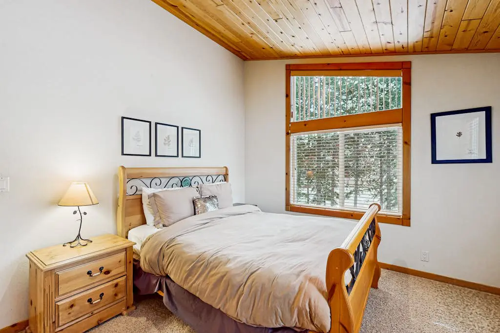Spacious cabin with shared pools & hot tubs - near skiing, hiking & biking