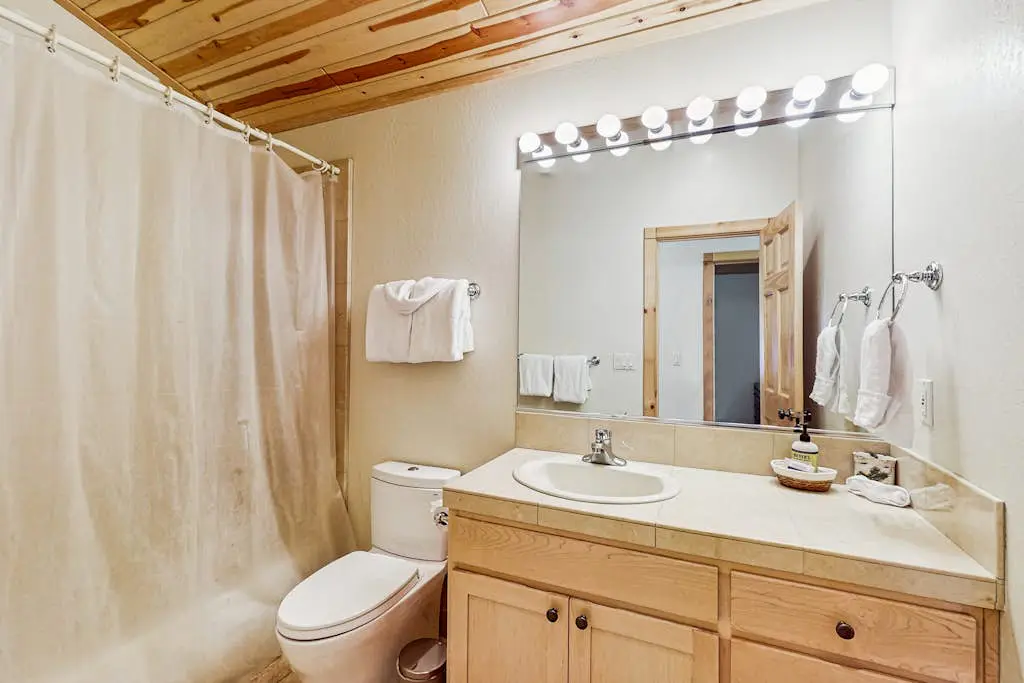 Spacious cabin with shared pools & hot tubs - near skiing, hiking & biking