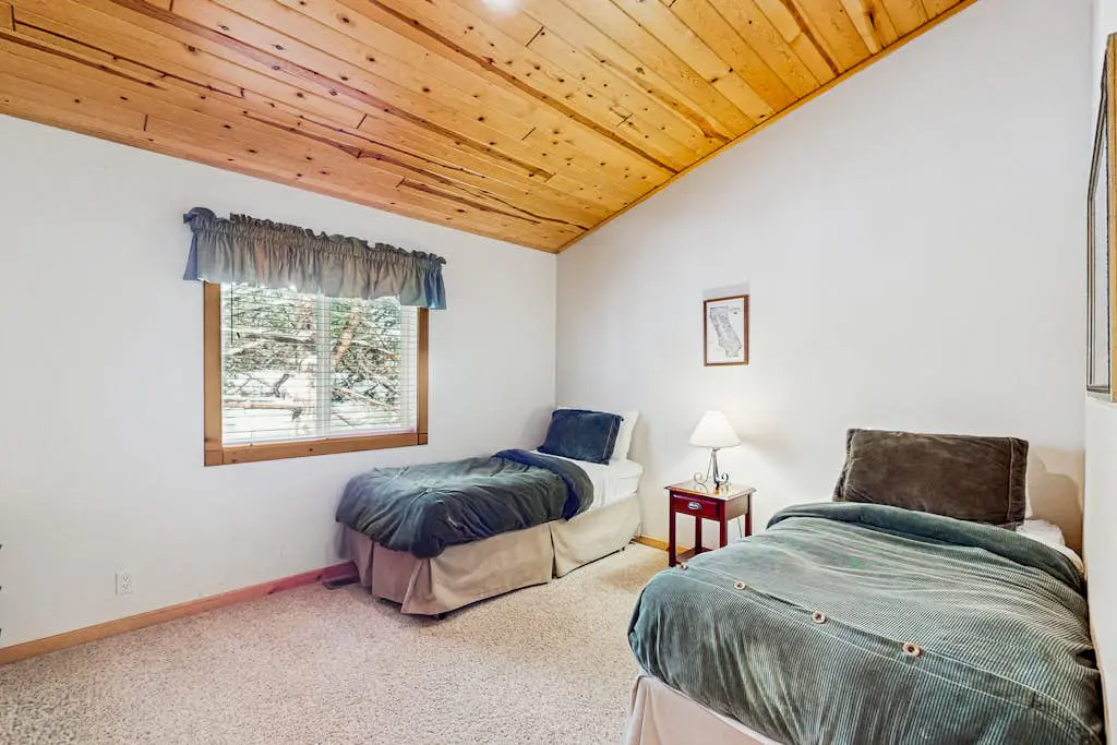 Spacious cabin with shared pools & hot tubs - near skiing, hiking & biking
