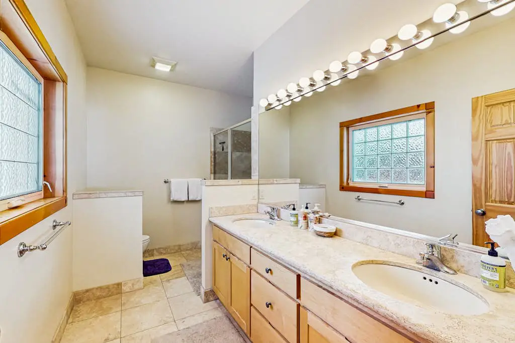 Spacious cabin with shared pools & hot tubs - near skiing, hiking & biking