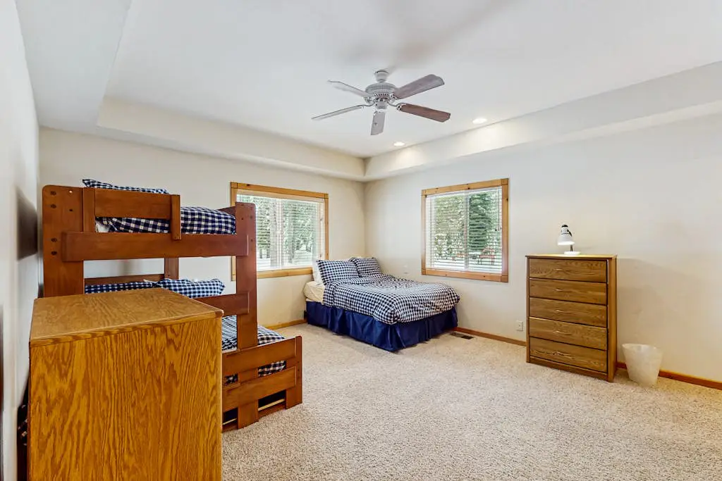 Spacious cabin with shared pools & hot tubs - near skiing, hiking & biking