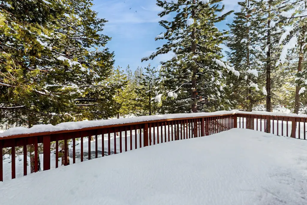 Spacious cabin with shared pools & hot tubs - near skiing, hiking & biking
