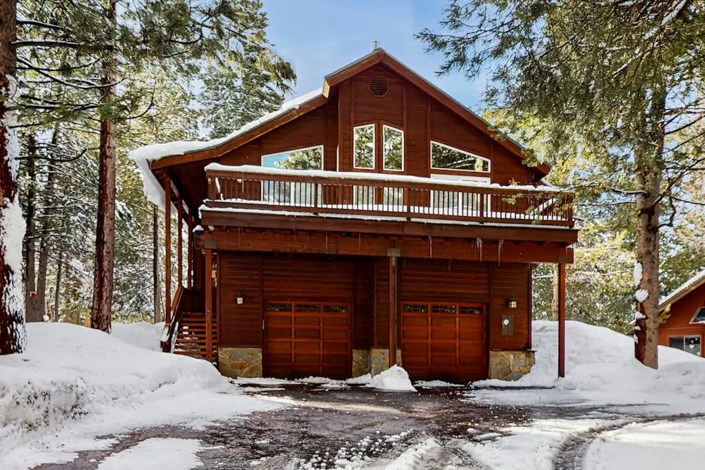 Spacious cabin with shared pools & hot tubs - near skiing, hiking & biking