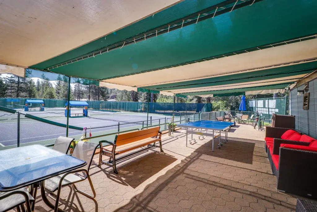 Spacious cabin with shared pools & hot tubs - near skiing, hiking & biking