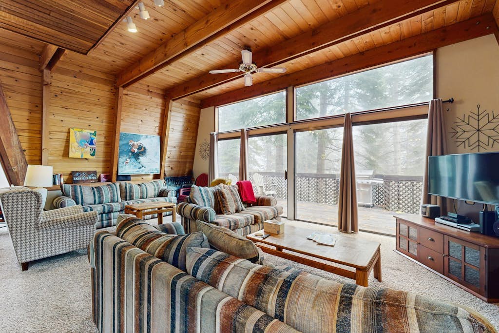 Large dog-friendly home, deck, & full kitchen