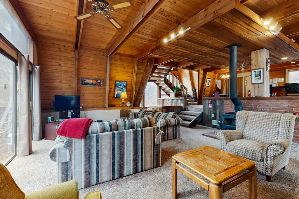 Large dog-friendly home, deck, & full kitchen