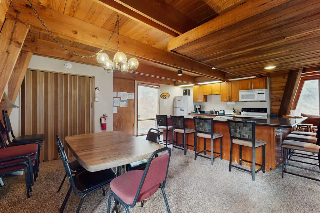 Large dog-friendly home, deck, & full kitchen