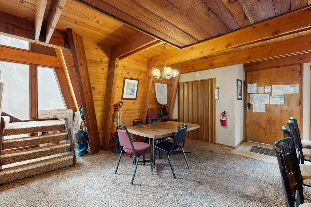 Large dog-friendly home, deck, & full kitchen