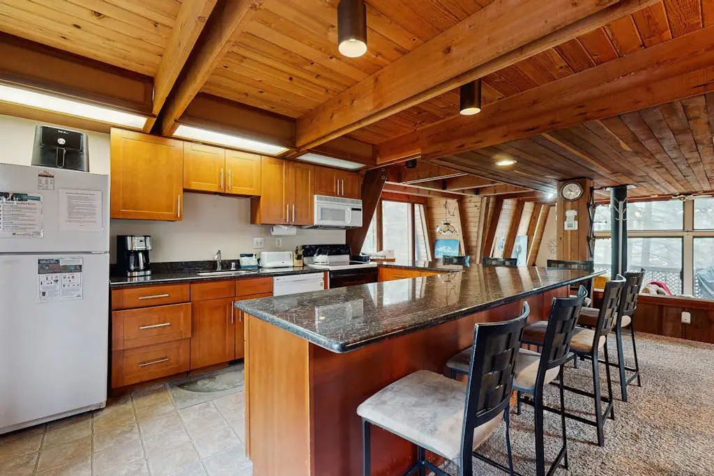 Large dog-friendly home, deck, & full kitchen