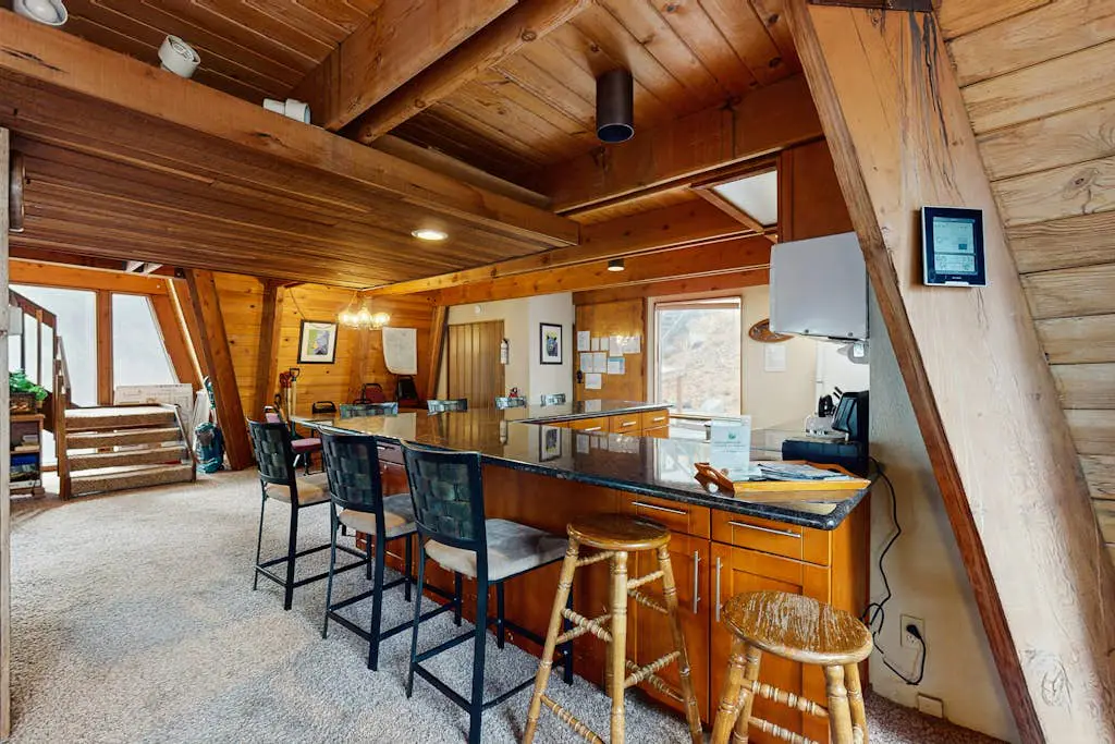 Large dog-friendly home, deck, & full kitchen
