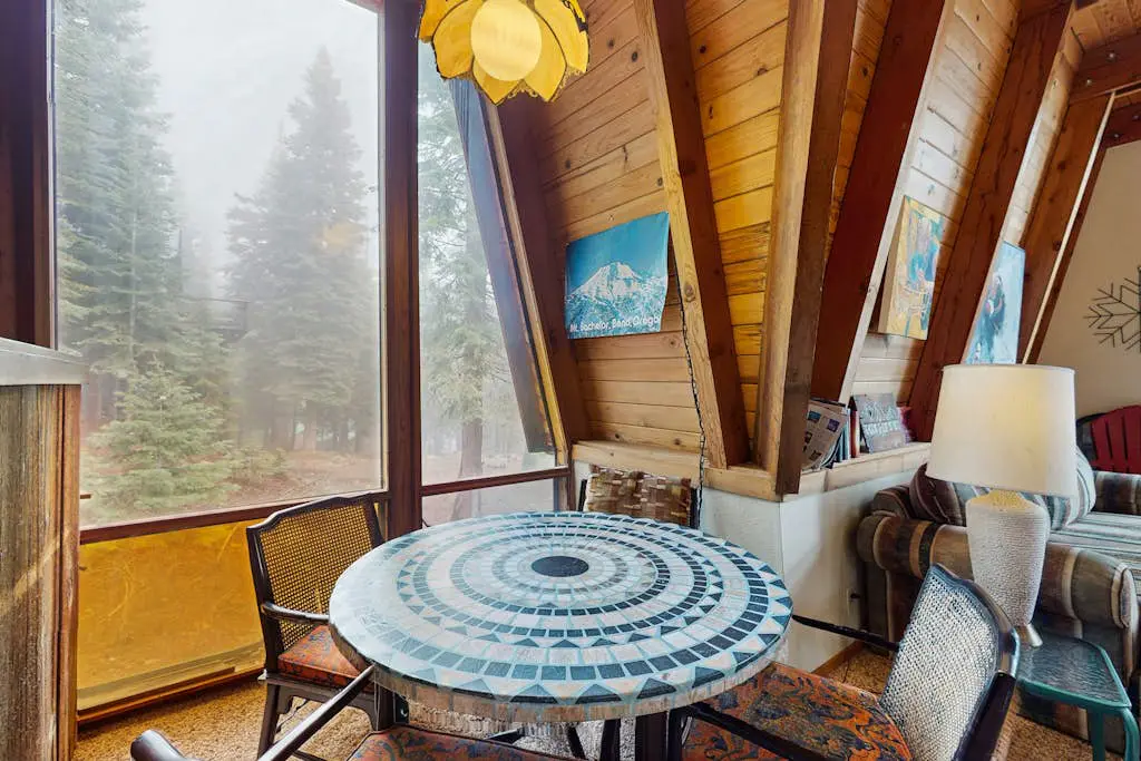 Large dog-friendly home, deck, & full kitchen