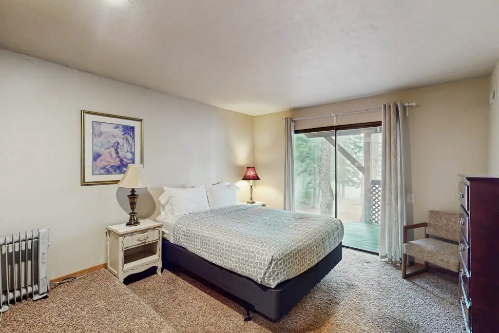 Large dog-friendly home, deck, & full kitchen