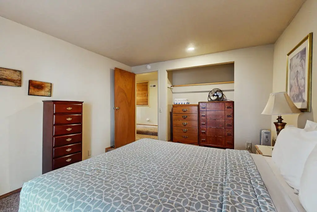 Large dog-friendly home, deck, & full kitchen