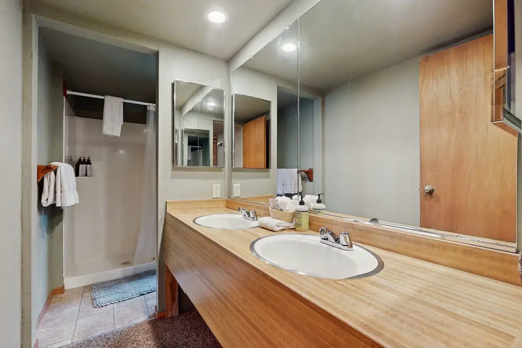 Large dog-friendly home, deck, & full kitchen
