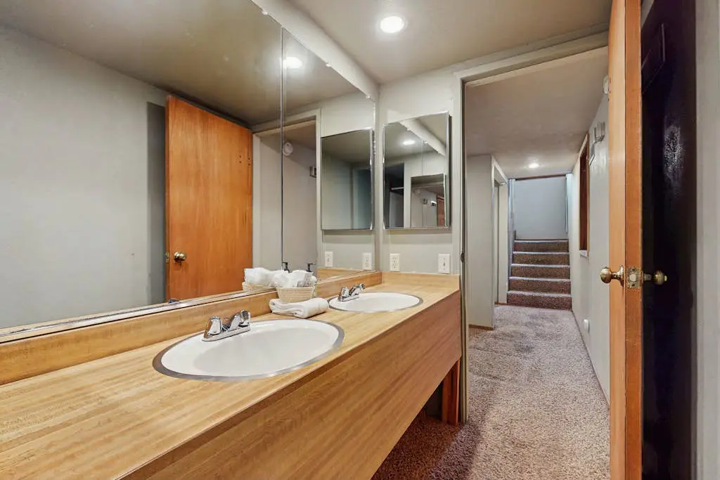Large dog-friendly home, deck, & full kitchen