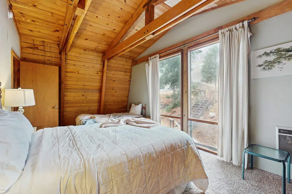 Large dog-friendly home, deck, & full kitchen