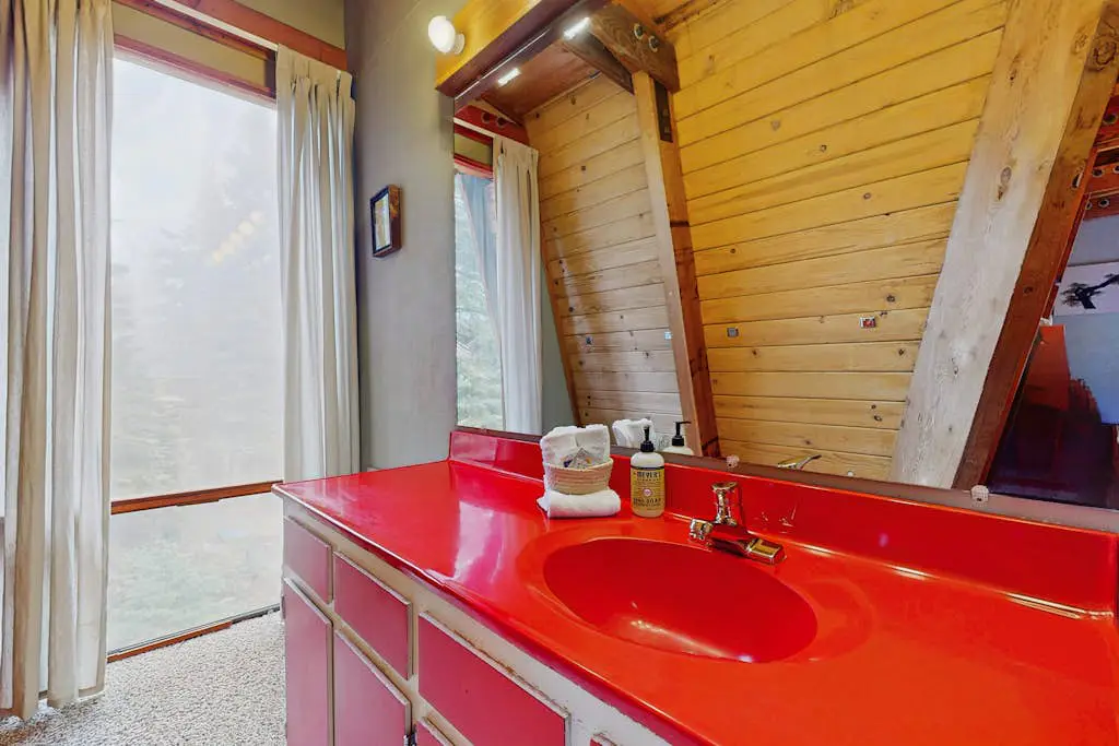 Large dog-friendly home, deck, & full kitchen