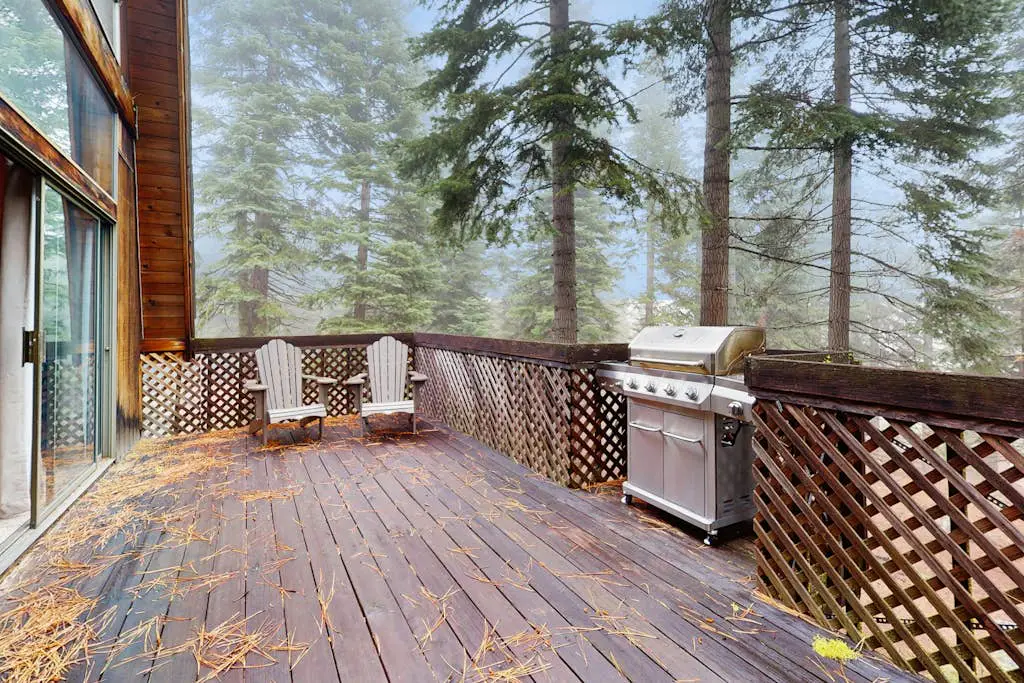 Large dog-friendly home, deck, & full kitchen