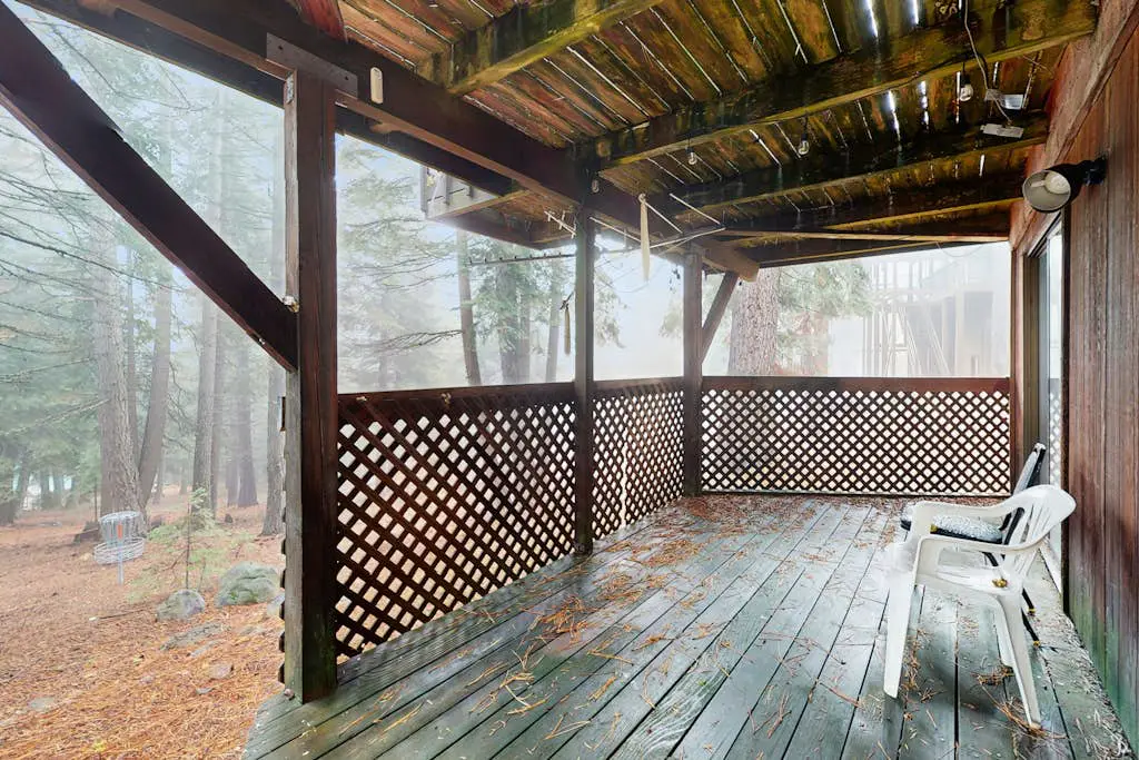Large dog-friendly home, deck, & full kitchen