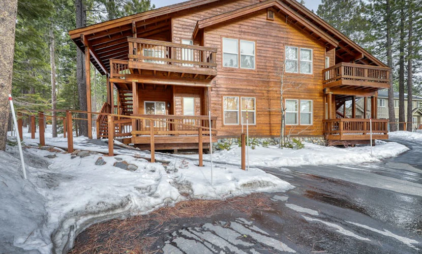 Modern retreat w/wooden touches, shared hot tub, pool, sauna, basket & tennis