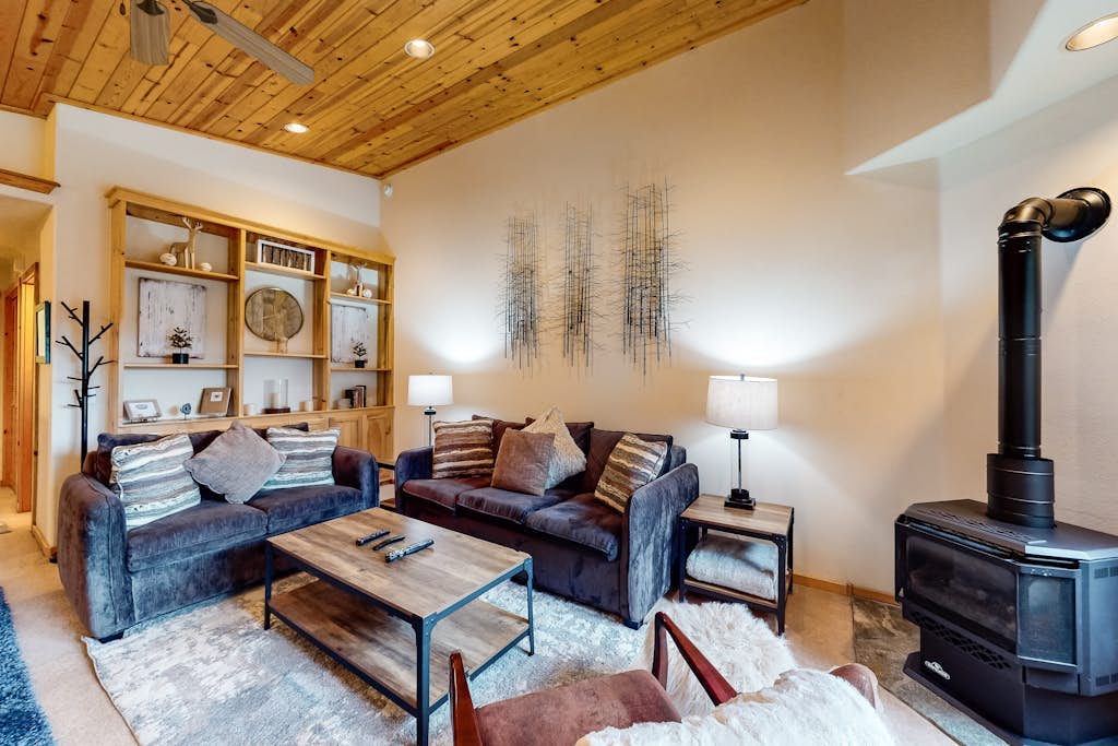 Modern retreat w/wooden touches, shared hot tub, pool, sauna, basket & tennis