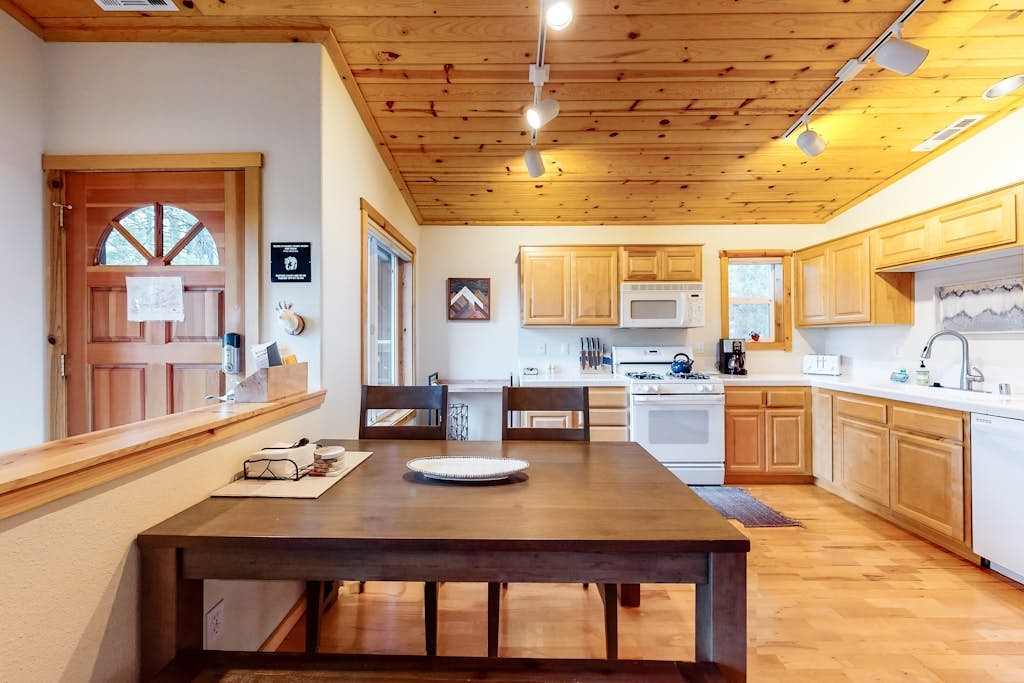 Modern retreat w/wooden touches, shared hot tub, pool, sauna, basket & tennis