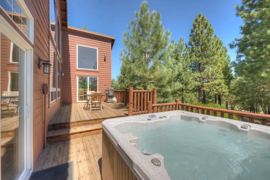 Spacious Tahoe Donner retreat with private hot tub - near trails, slopes & golf