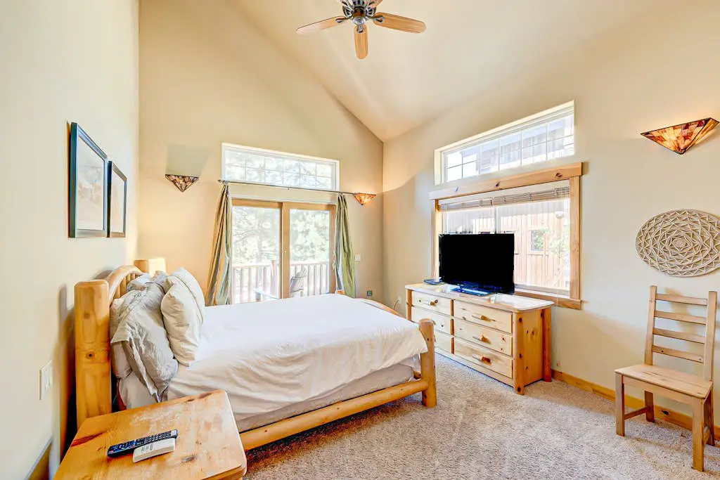 Spacious Tahoe Donner retreat with private hot tub - near trails, slopes & golf
