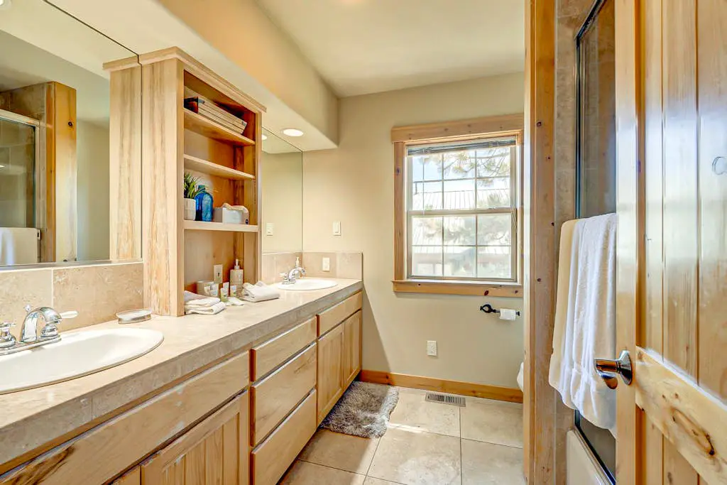 Spacious Tahoe Donner retreat with private hot tub - near trails, slopes & golf