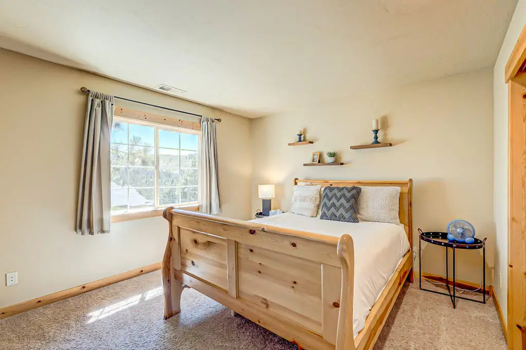 Spacious Tahoe Donner retreat with private hot tub - near trails, slopes & golf