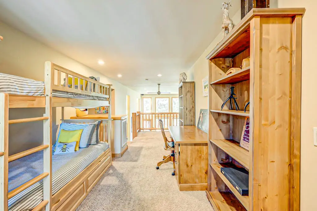Spacious Tahoe Donner retreat with private hot tub - near trails, slopes & golf