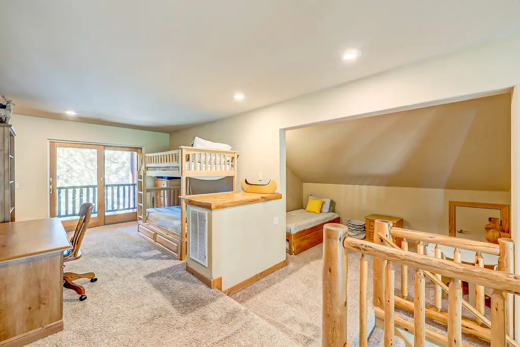 Spacious Tahoe Donner retreat with private hot tub - near trails, slopes & golf
