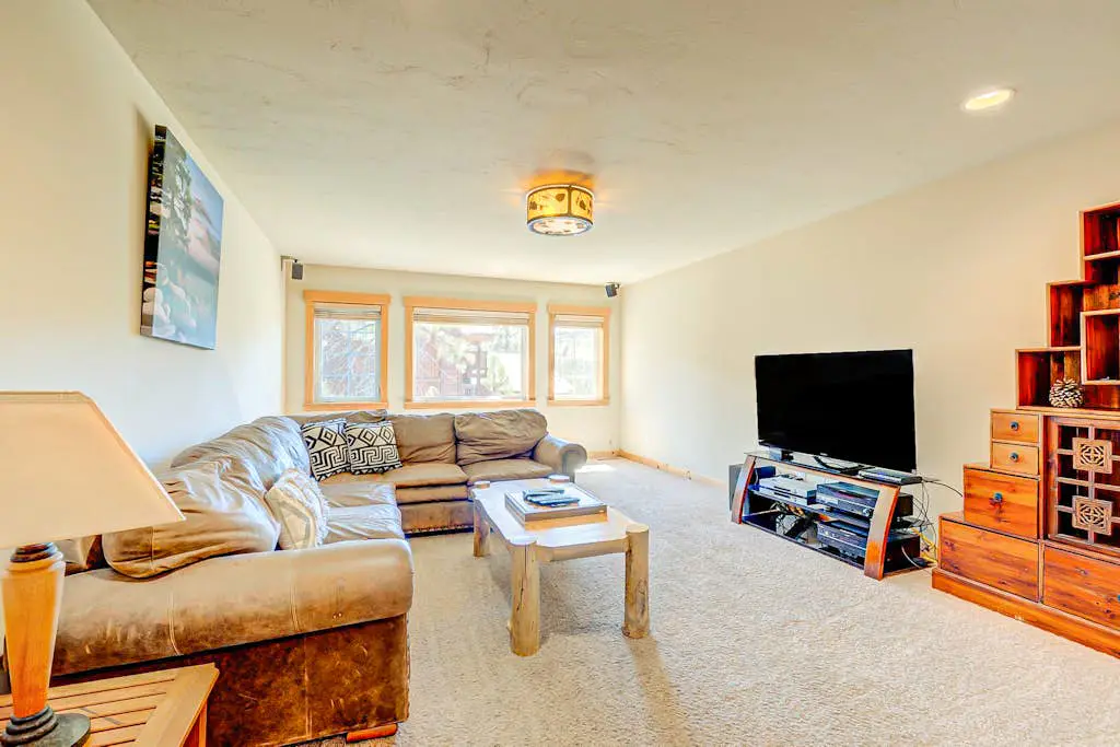 Spacious Tahoe Donner retreat with private hot tub - near trails, slopes & golf
