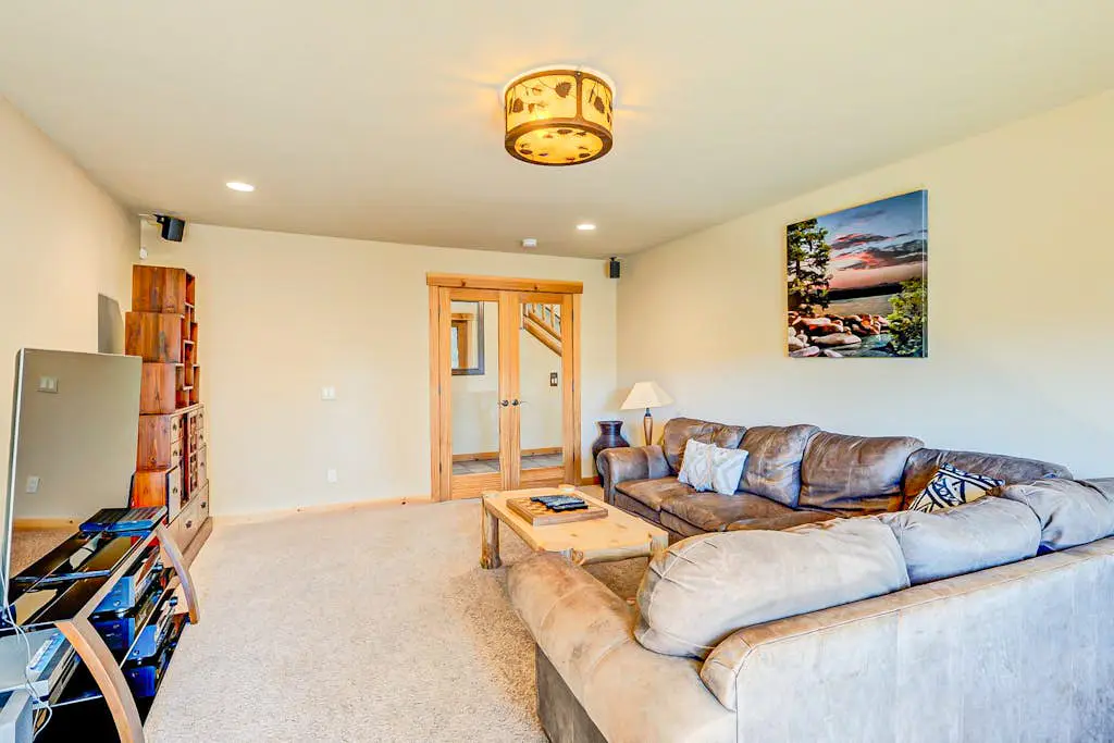 Spacious Tahoe Donner retreat with private hot tub - near trails, slopes & golf