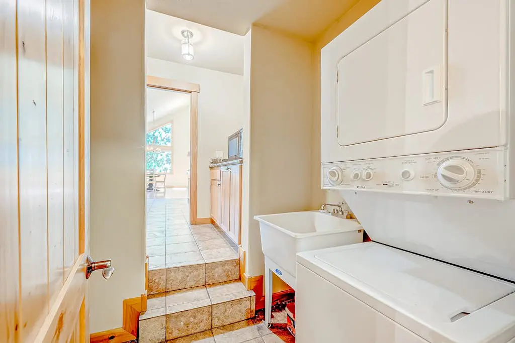 Spacious Tahoe Donner retreat with private hot tub - near trails, slopes & golf