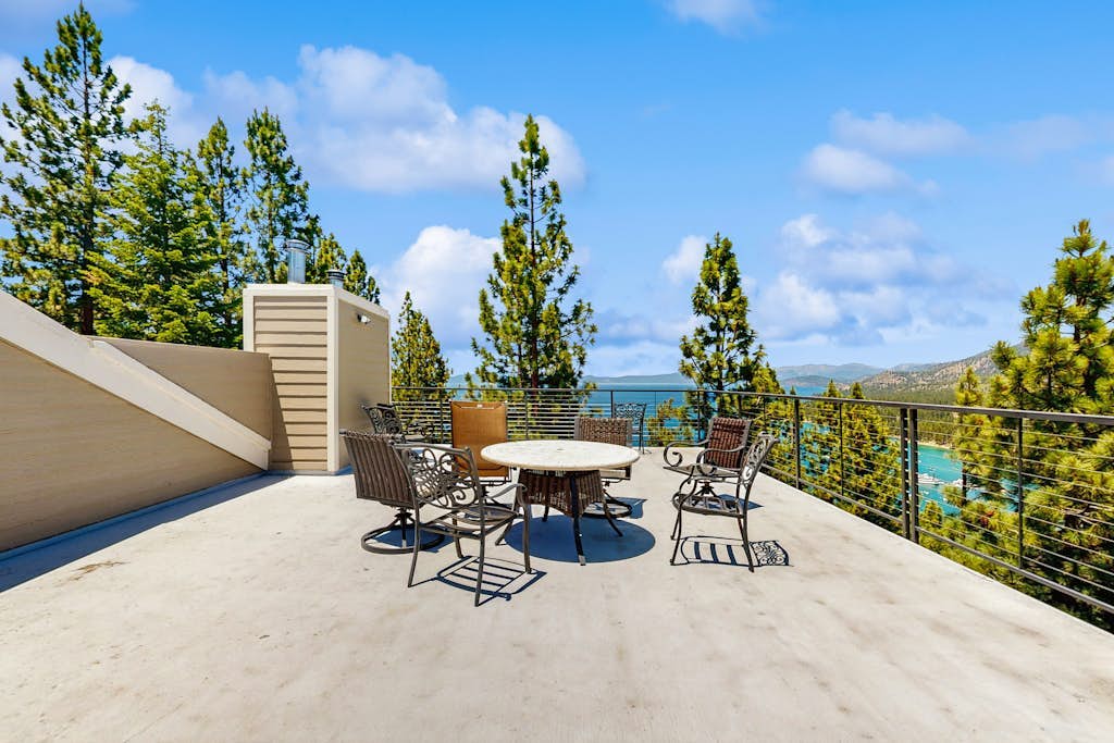 Lake- & mountain-view lodge with hot tub, rooftop deck & pool table, sleeps 10