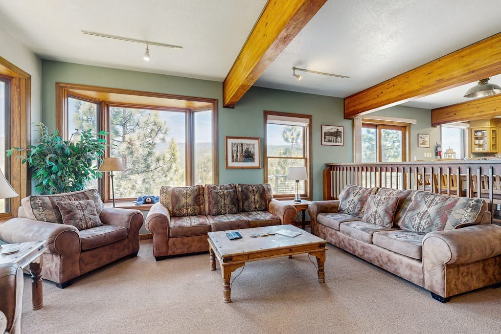 Lake- & mountain-view lodge with hot tub, rooftop deck & pool table, sleeps 10
