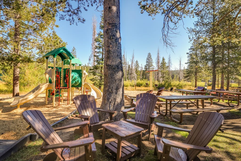 Forest-view home with 3 decks, fast WiFi, pool & hot tub access