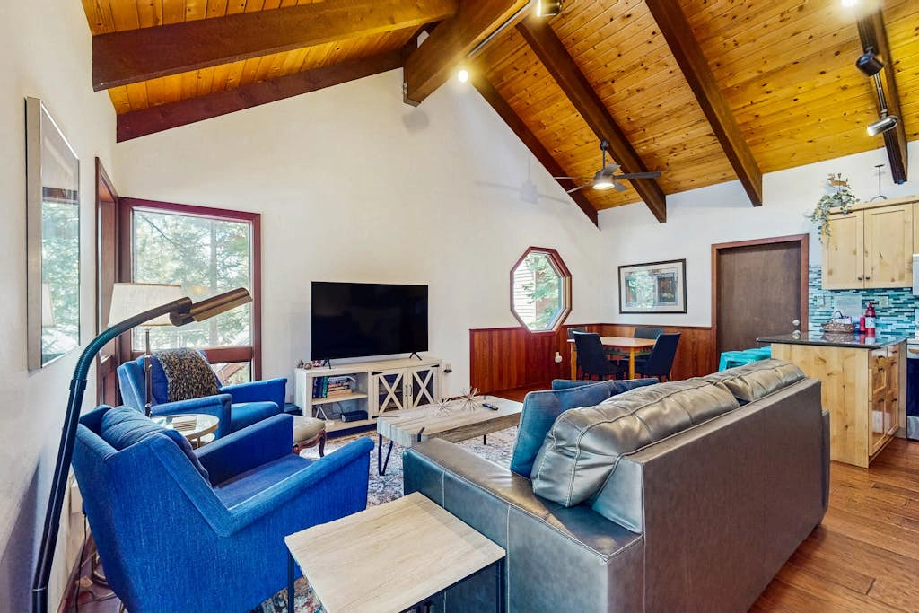 Forest-view home with 3 decks, fast WiFi, pool & hot tub access