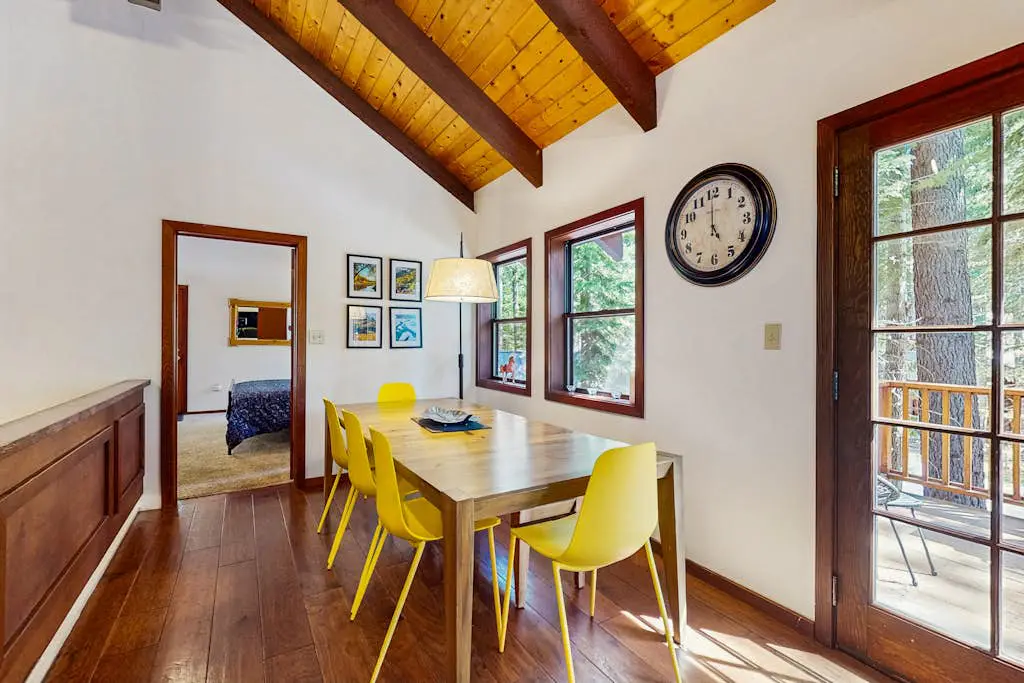 Forest-view home with 3 decks, fast WiFi, pool & hot tub access